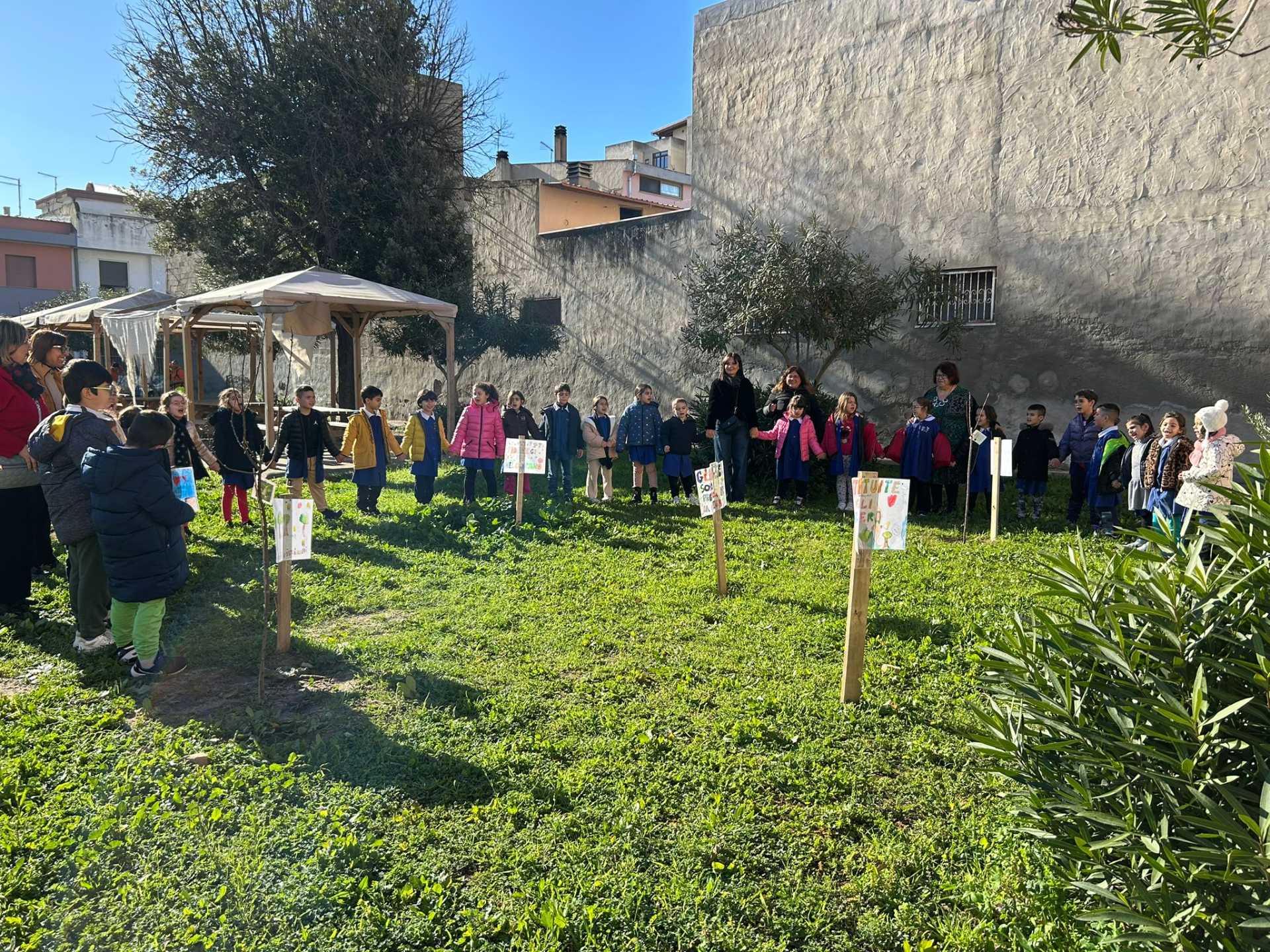 Dopo il furto di inizio mese, piantumati nuovi alberi da frutto nella scuola di via Vico