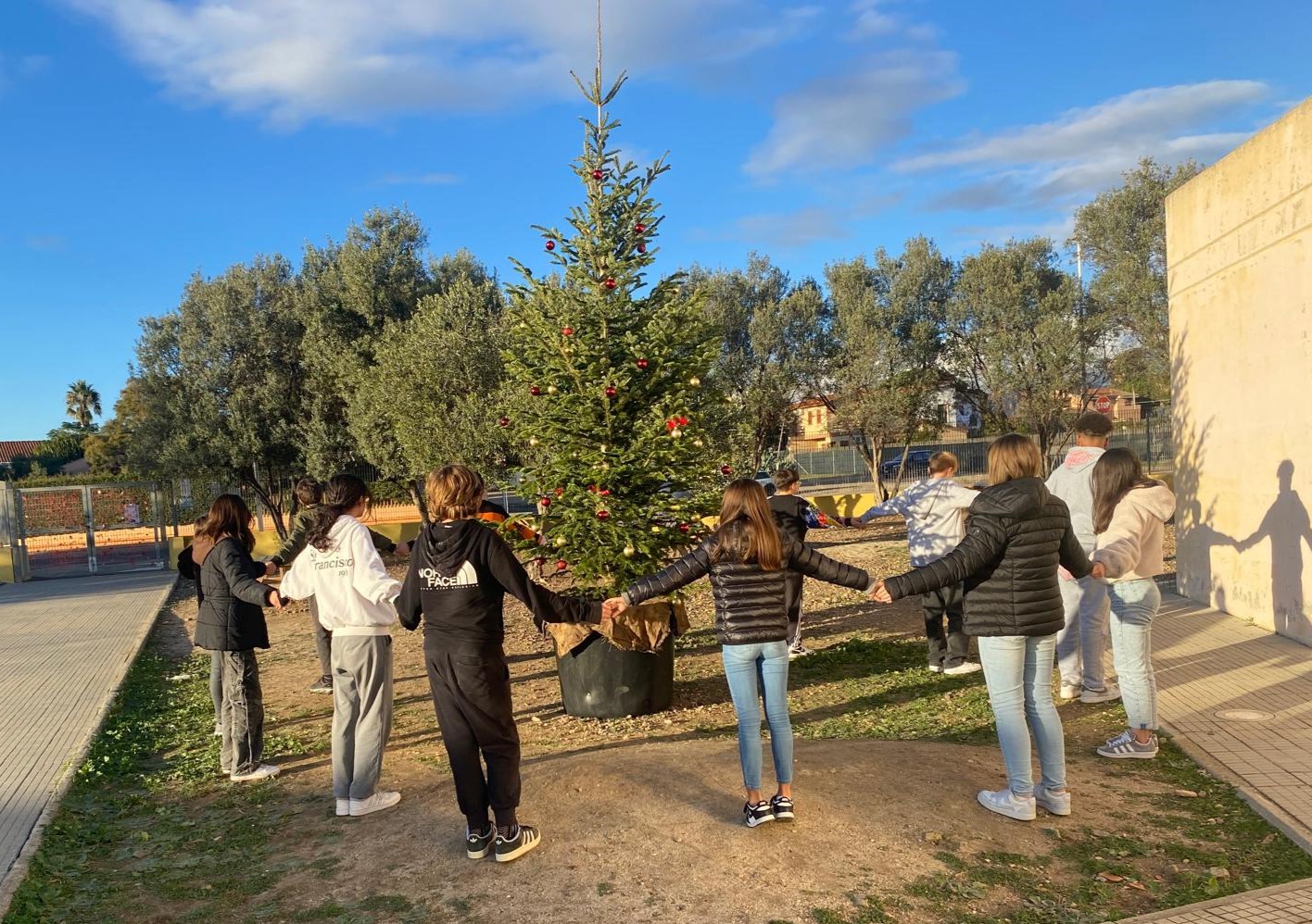 A Flumini due alberi di Natale comunitari: al Parco Parodi e nella scuola di via Is Pardinas