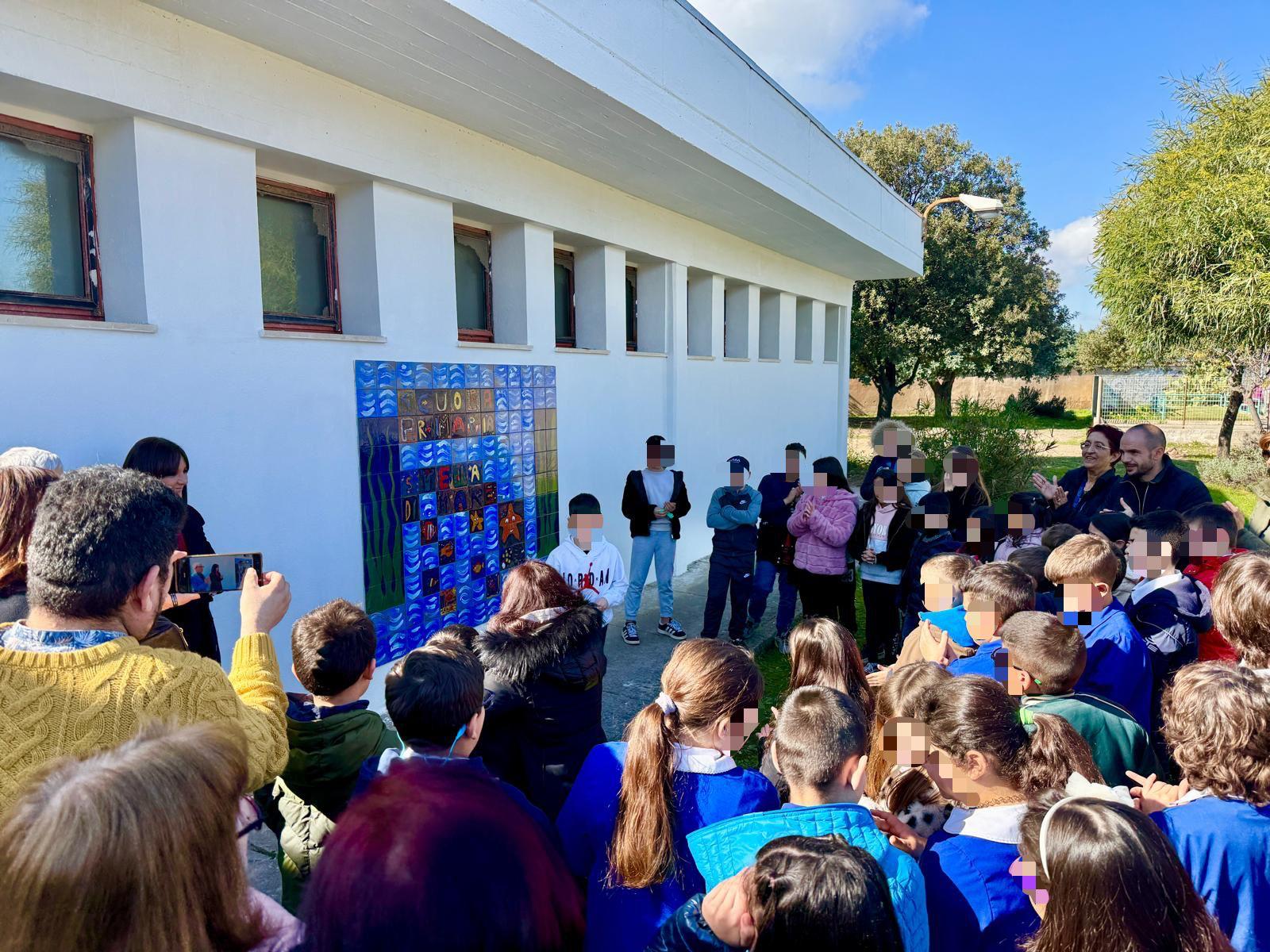 Nella scuola di via Mar Ligure l'inaugurazione del pannello di ceramiche create dagli alunni 